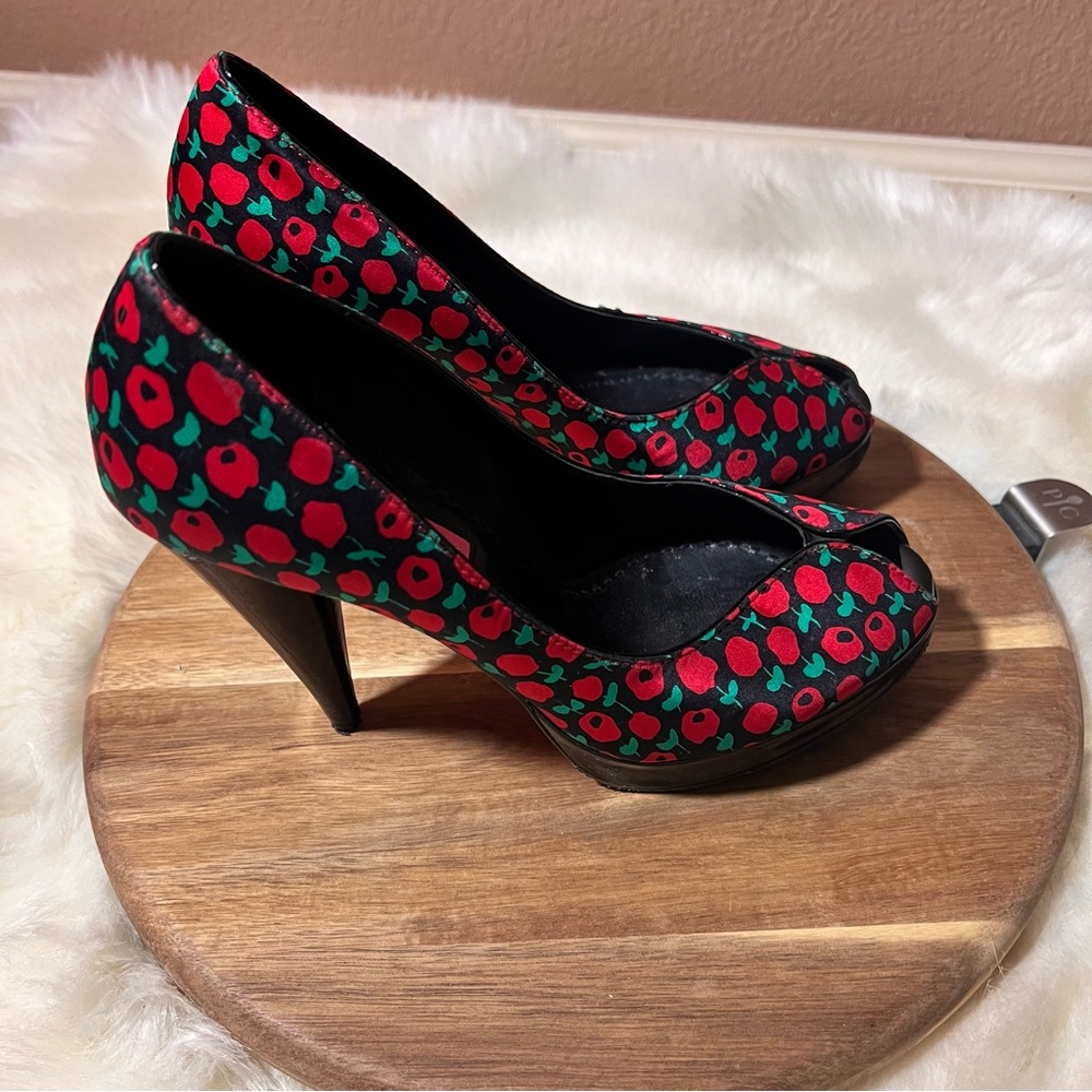 Betsey Johnson Rockabilly Stylish Red and Green Peep-Toe Heels Size 6